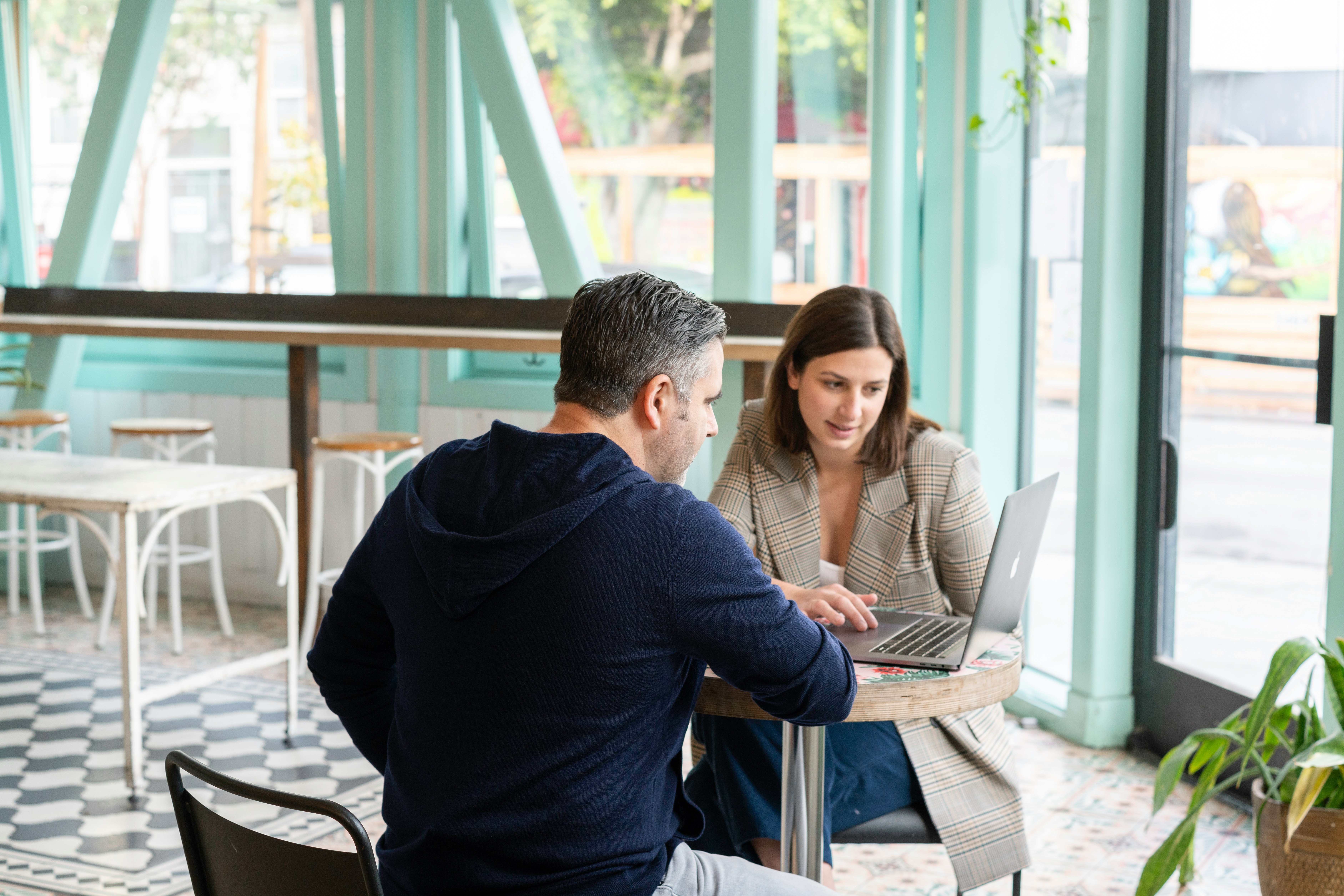 Business_meeting_coffee_shop